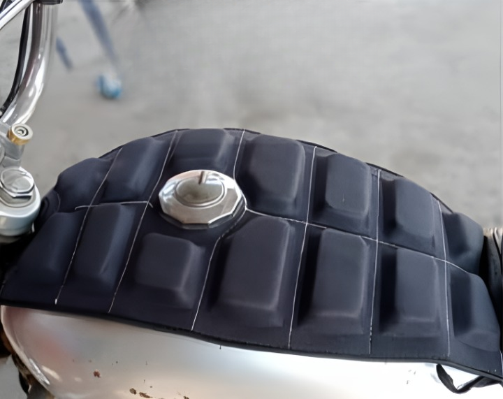 Universal Waterproof Motorcycle Fuel Tank Cushion – Premium Relaxer Tanki Pad & Protective Cover for All Bikes | Anti-Slip, Shock-Absorbing, Weather-Resistant Pad for Comfortable Riding on Any Terrain